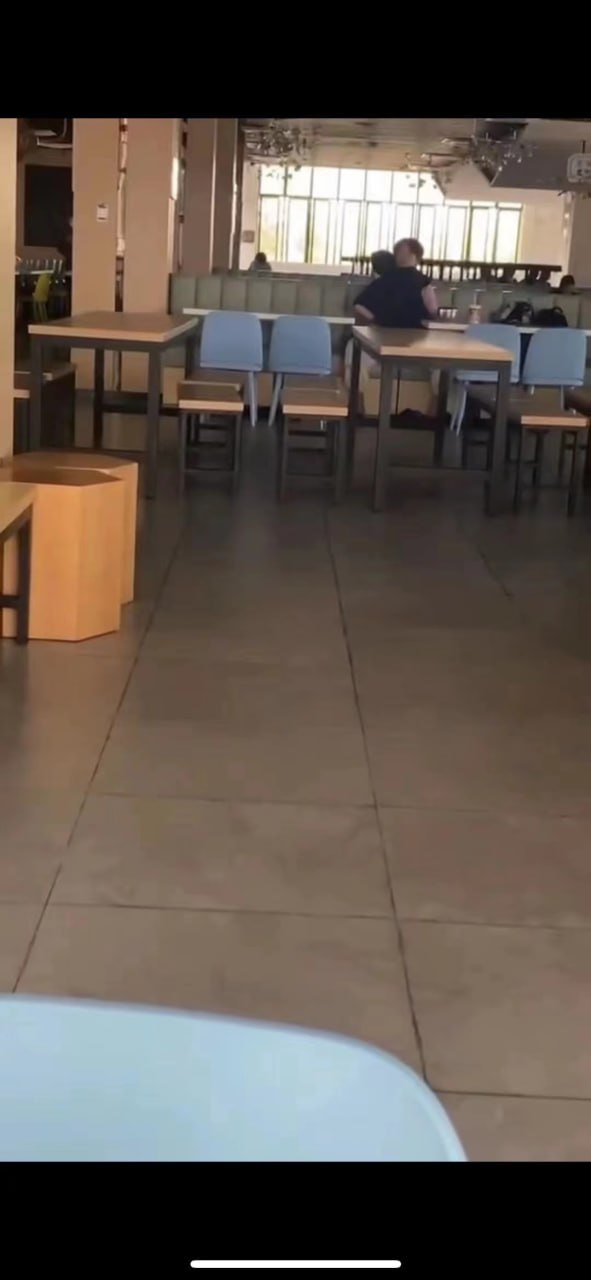 广东金融学院 广金饭堂二楼情侣旁若无人现场做爱