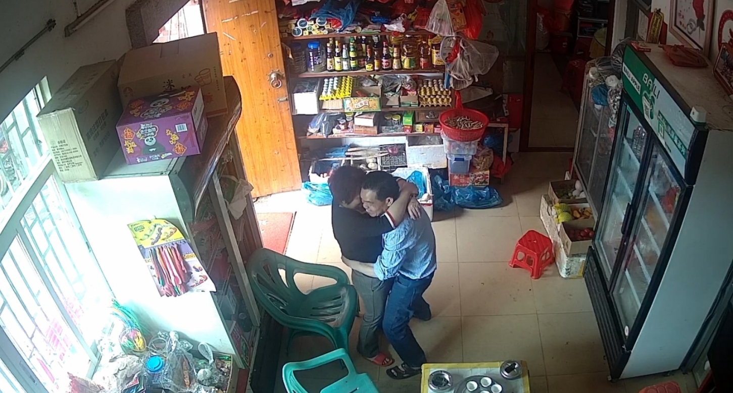 农村小商店监控破解真实偷拍小叔子与开商店的嫂子勾搭成奸大白天人来客往也忍不住在店里干抠逼吃奶