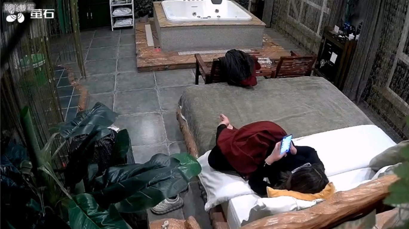 《萤石云破解》纹身哥浴缸房约炮身材丰满的少妇