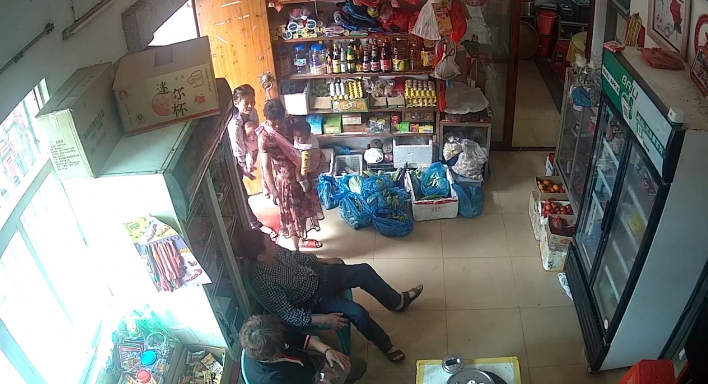 农村小商店监控破解真实偷拍小叔子与开商店的嫂子勾搭成奸大白天人来客往也忍不住在店里干抠逼吃奶