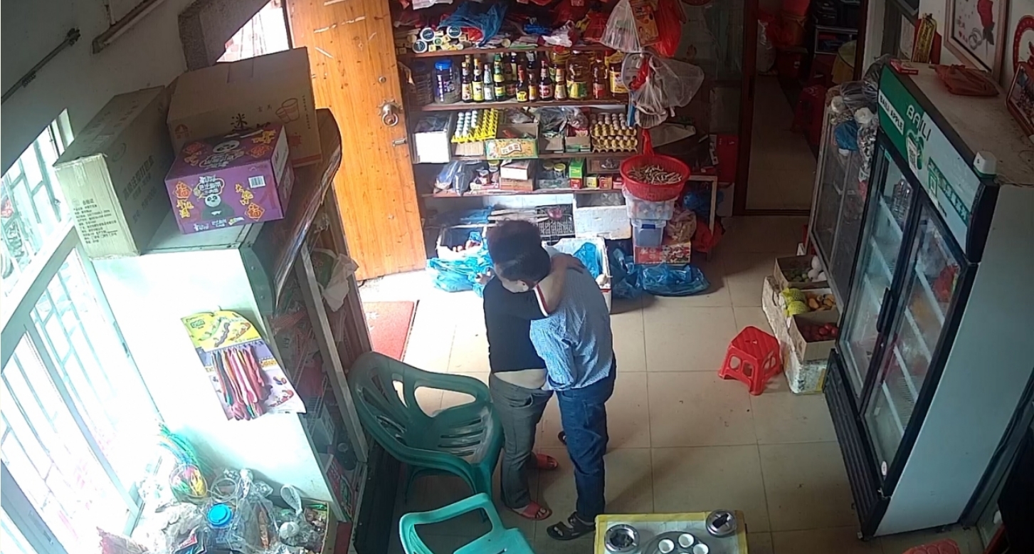 农村小商店监控破解真实偷拍小叔子与开商店的嫂子勾搭成奸大白天人来客往也忍不住在店里干抠逼吃奶