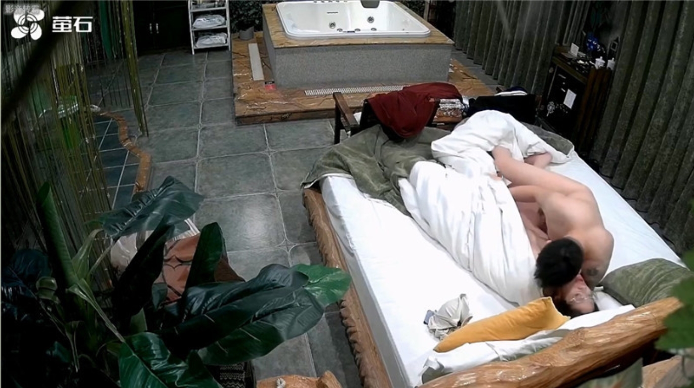 《萤石云破解》纹身哥浴缸房约炮身材丰满的少妇