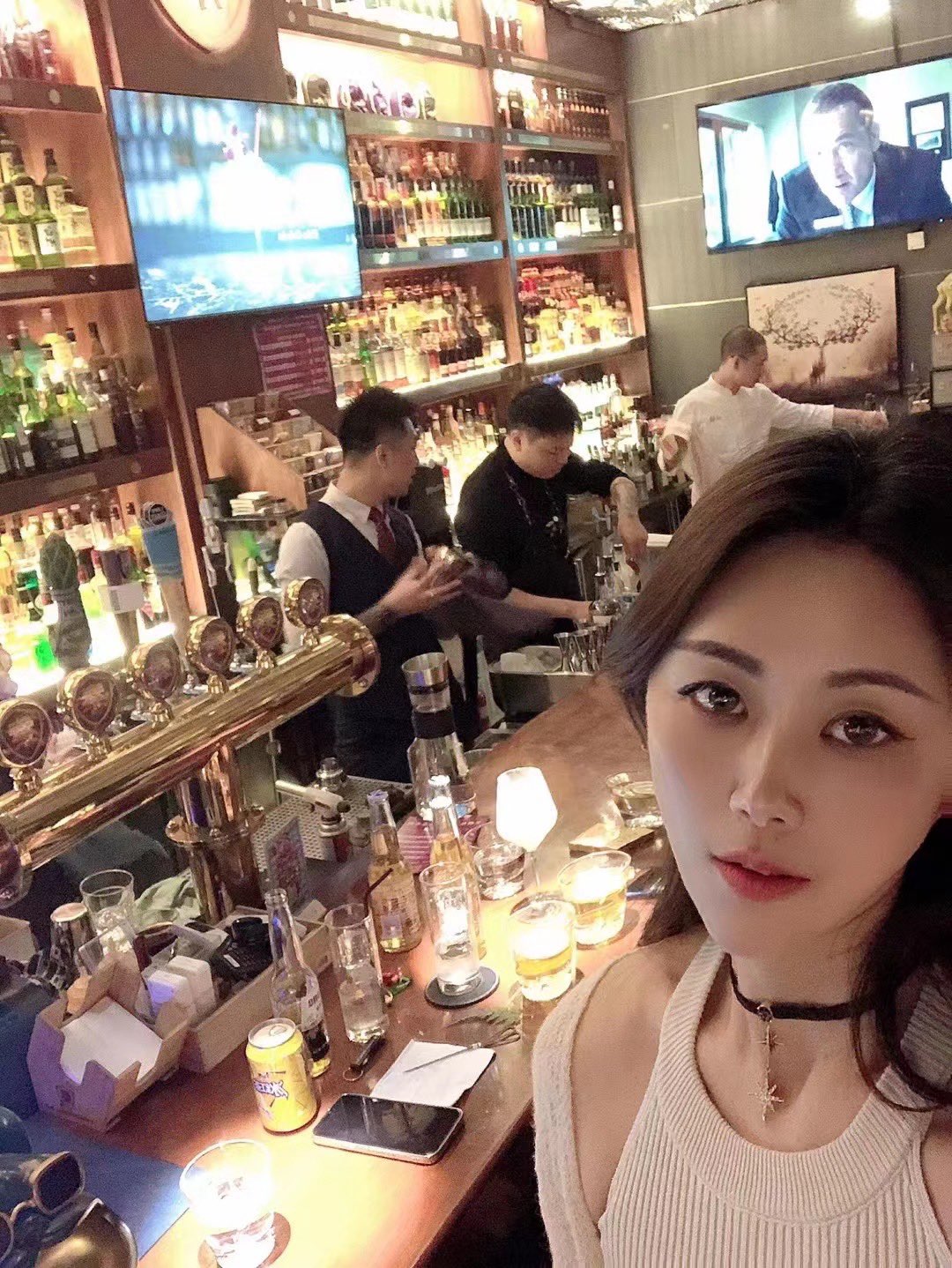 绿帽的快乐我不懂 或许这样当面看到自己媳妇儿高潮就是一种快感吧！看女友被征服