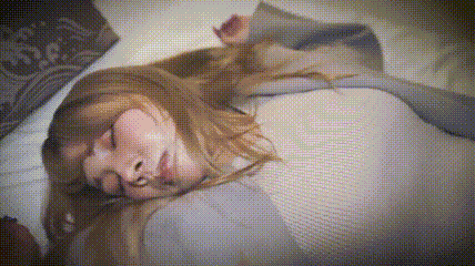 迷玩 捡尸喝的满脸绯红的漂亮大奶美女 皮肤超白 白虎鲍鱼超粉嫩 带回房间各种玩逼插嘴 被无套输出