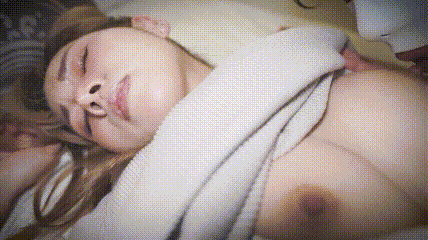 迷玩 捡尸喝的满脸绯红的漂亮大奶美女 皮肤超白 白虎鲍鱼超粉嫩 带回房间各种玩逼插嘴 被无套输出