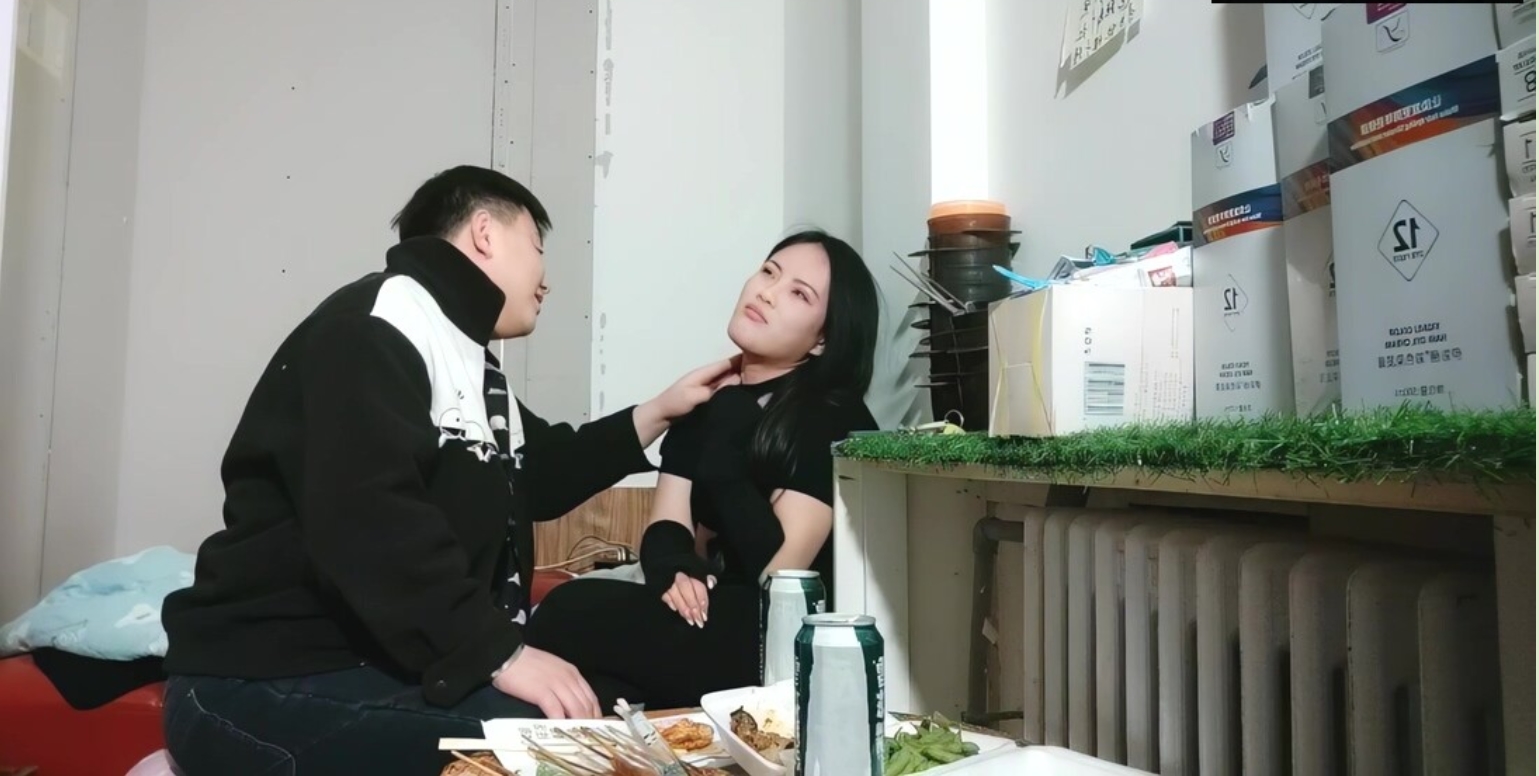 良家小少妇，出租屋喝酒，喝的差不多半推半就推倒，扒掉裤子骑脸舔屌，爆操肥臀呻吟