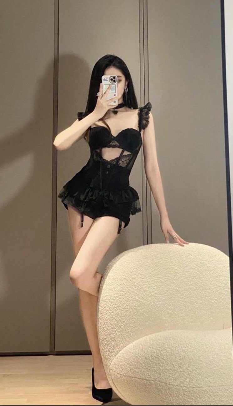 女神挑战两根棒棒 反差白富美 被两根肉棒同时满足 上下两张嘴都要做爱很生猛 视觉感超强