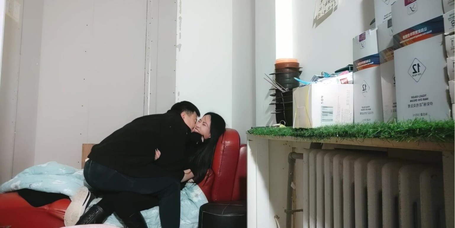 良家小少妇，出租屋喝酒，喝的差不多半推半就推倒，扒掉裤子骑脸舔屌，爆操肥臀呻吟