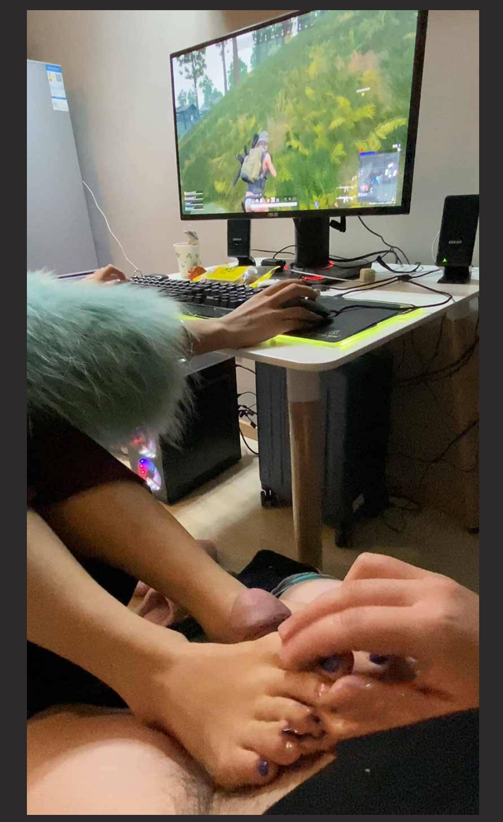 反差女大学生骚操作 双手吃鸡双脚帮男朋友足交 游戏结束开始实战！