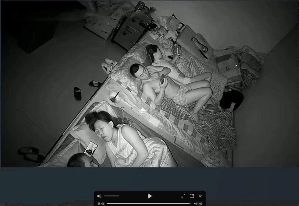 家庭摄像头监控偷拍跟父母睡一个炕上的年轻小夫妻在父母旁边女的帮老公摸鸡巴，男的给女的摸逼调情啪啪