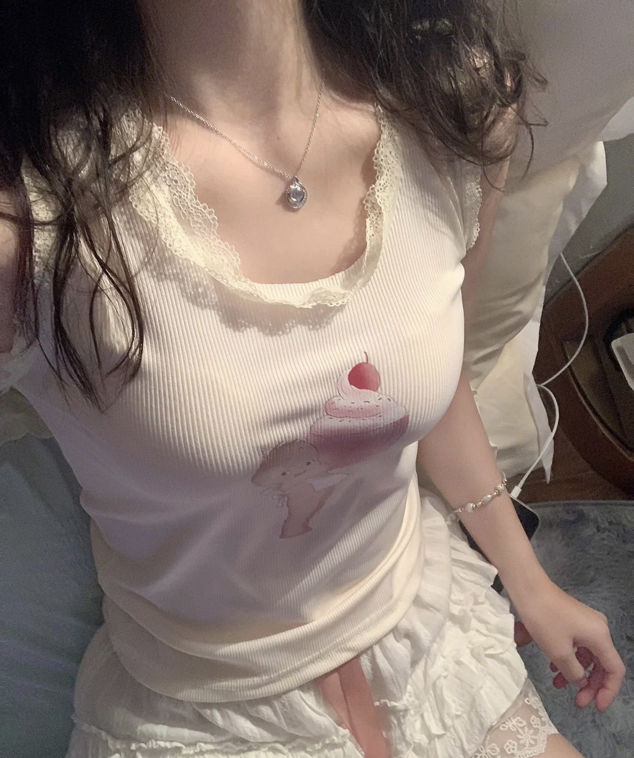 老公越来越会玩了,现在喜欢喜欢我当面绿他!老婆一边享受着大家把哥哥阵阵的抽插,一边和男人聊着性爱话题