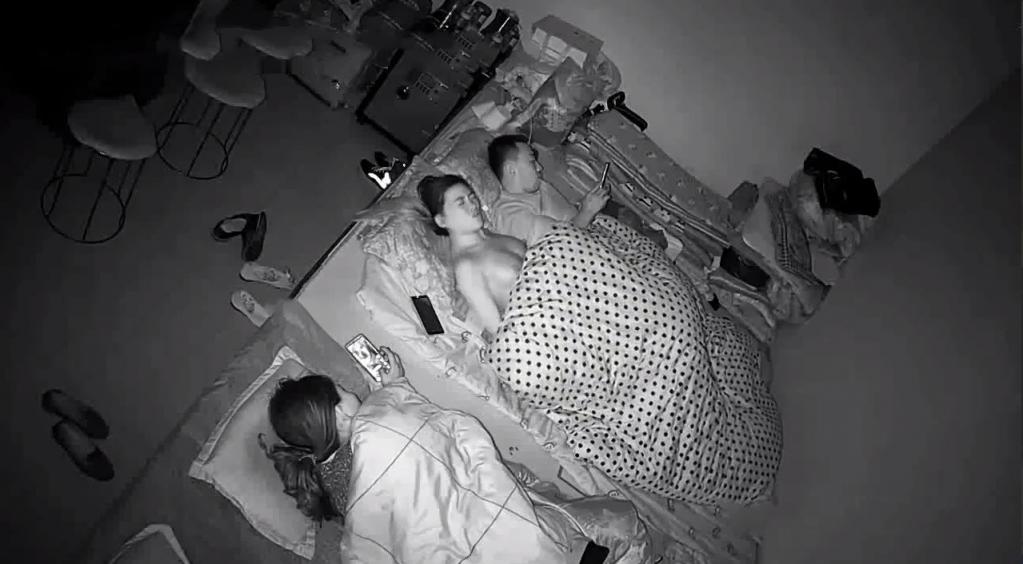 家庭摄像头监控偷拍跟父母睡一个炕上的年轻小夫妻在父母旁边女的帮老公摸鸡巴，男的给女的摸逼调情啪啪