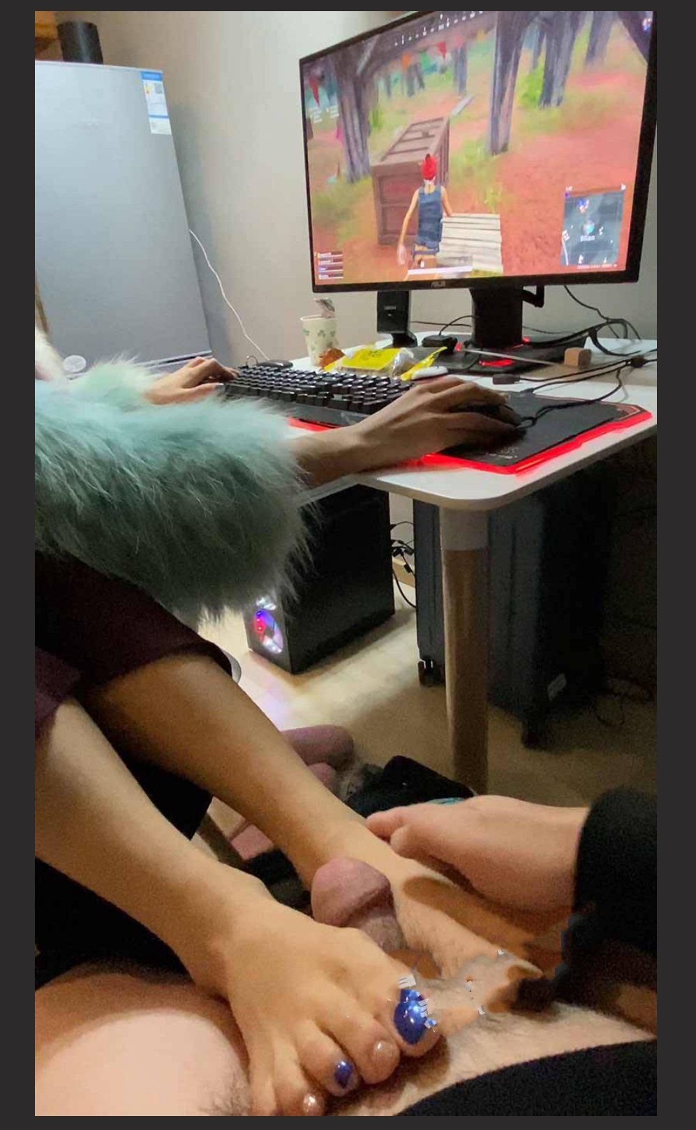 反差女大学生骚操作 双手吃鸡双脚帮男朋友足交 游戏结束开始实战！