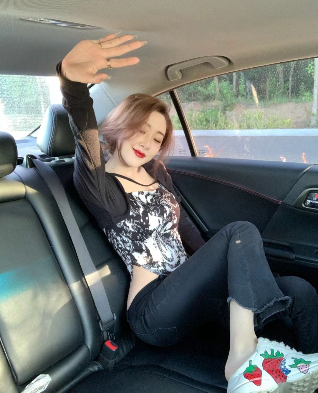 老公越来越会玩了,现在喜欢喜欢我当面绿他!老婆一边享受着大家把哥哥阵阵的抽插,一边和男人聊着性爱话题