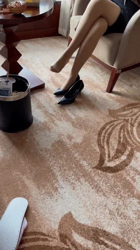 小秘书趴在地上等着我给她浇浇水，射鞋里穿上去上班。怎么玩都不会腻，这样插真爽，玩丝袜的最高乐趣！