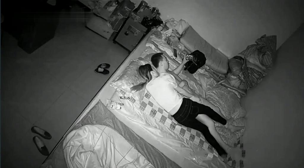 家庭摄像头监控偷拍跟父母睡一个炕上的年轻小夫妻在父母旁边女的帮老公摸鸡巴，男的给女的摸逼调情啪啪