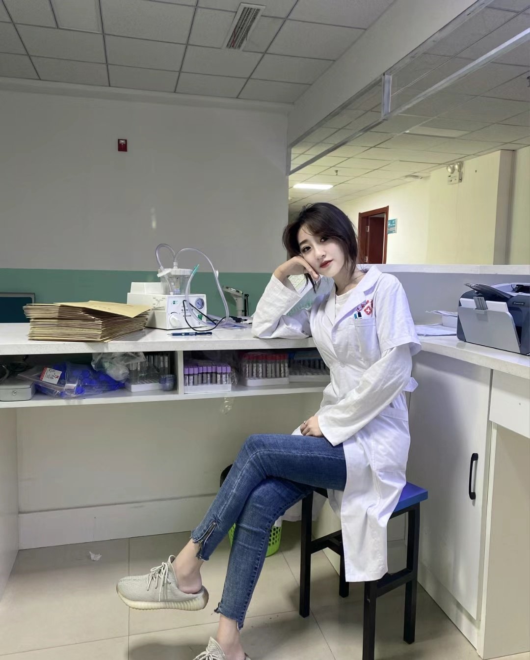 老公越来越会玩了,现在喜欢喜欢我当面绿他!老婆一边享受着大家把哥哥阵阵的抽插,一边和男人聊着性爱话题