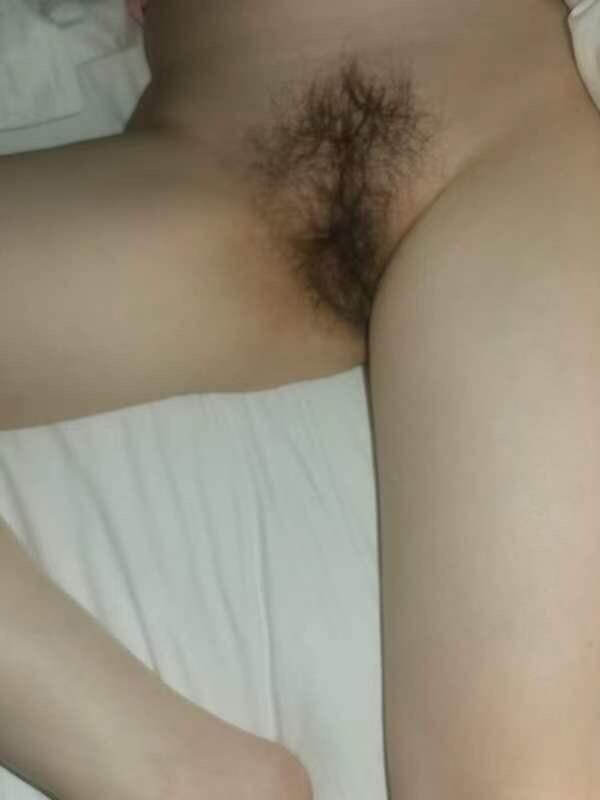 分享97年的良家小少妇，帮她找个男人3P她