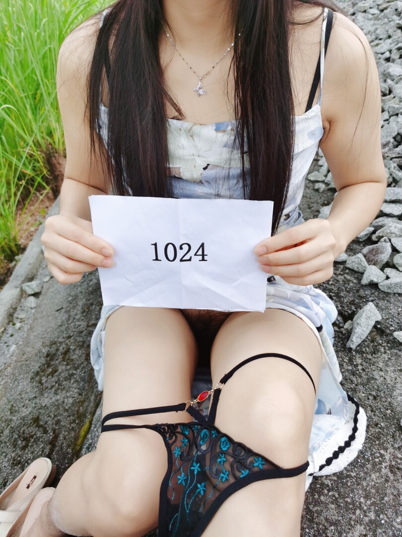 带着老婆玩户外露出，评论区为老婆挑一位单男