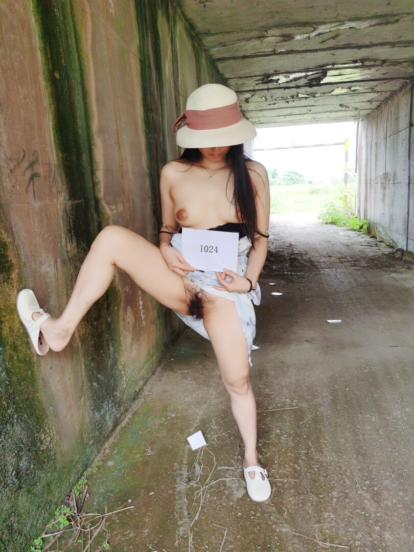 带着老婆玩户外露出，评论区为老婆挑一位单男