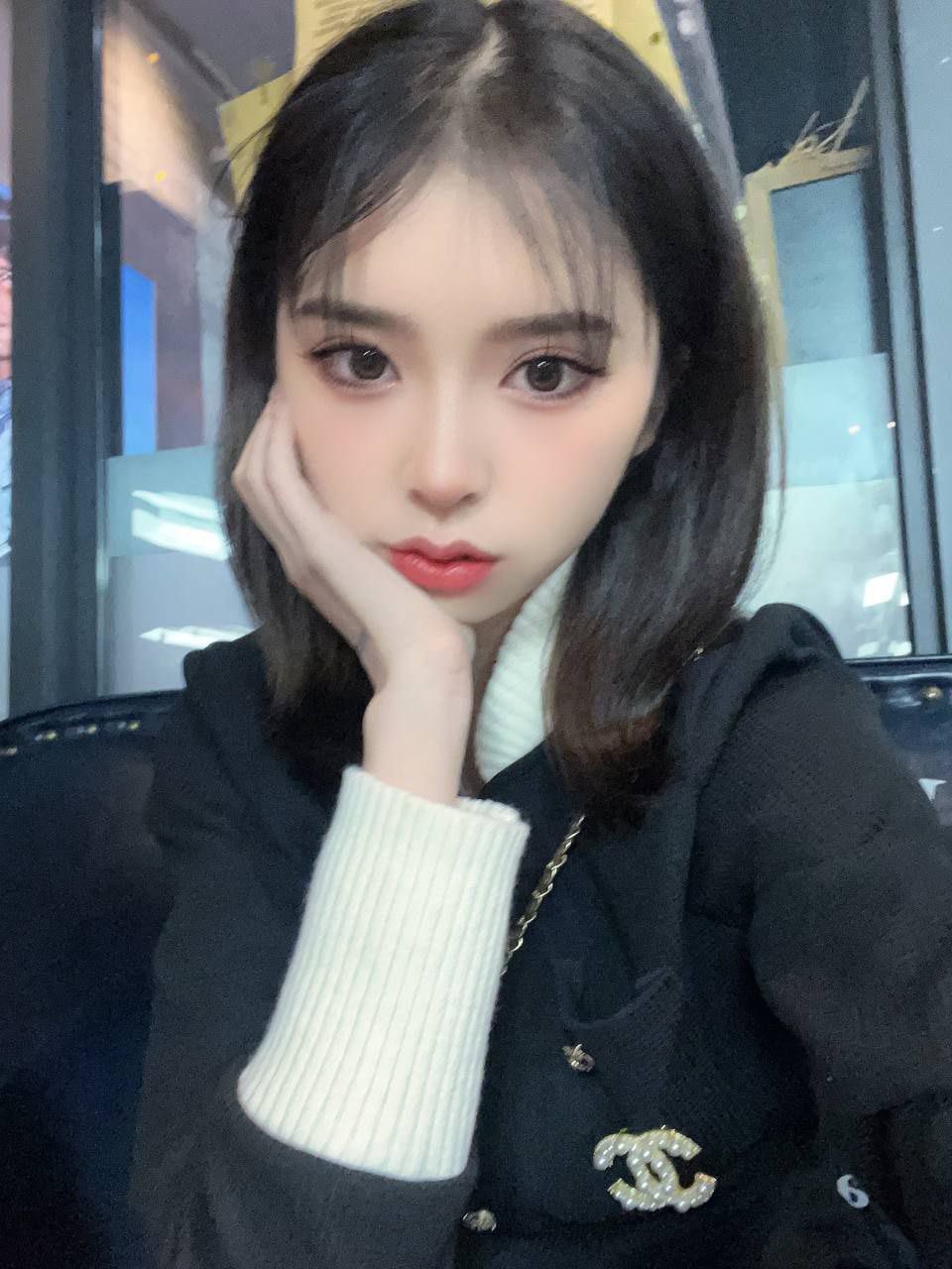 当有点m的小娇妻遇上特别会说骚话的大屌单男 被按在落地窗前享受着对面办公楼以及楼下行人的视奸