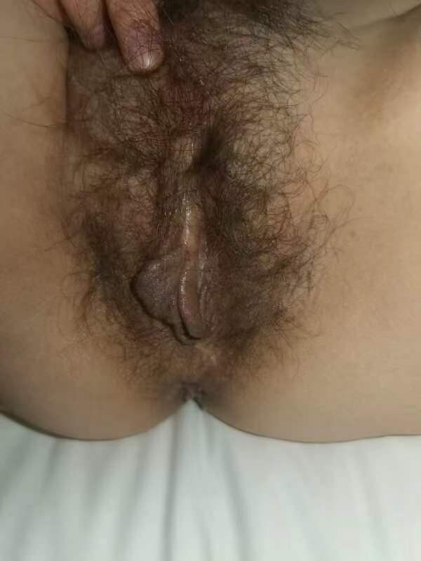 分享97年的良家小少妇，帮她找个男人3P她