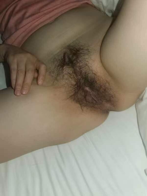 分享97年的良家小少妇，帮她找个男人3P她