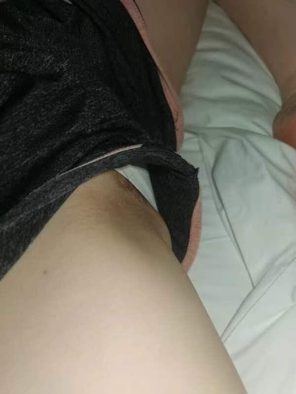 分享97年的良家小少妇，帮她找个男人3P她