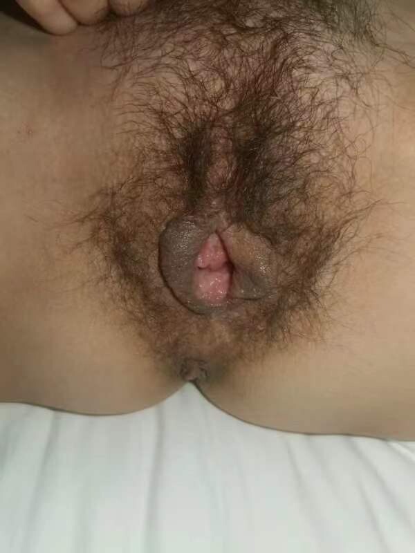 分享97年的良家小少妇，帮她找个男人3P她