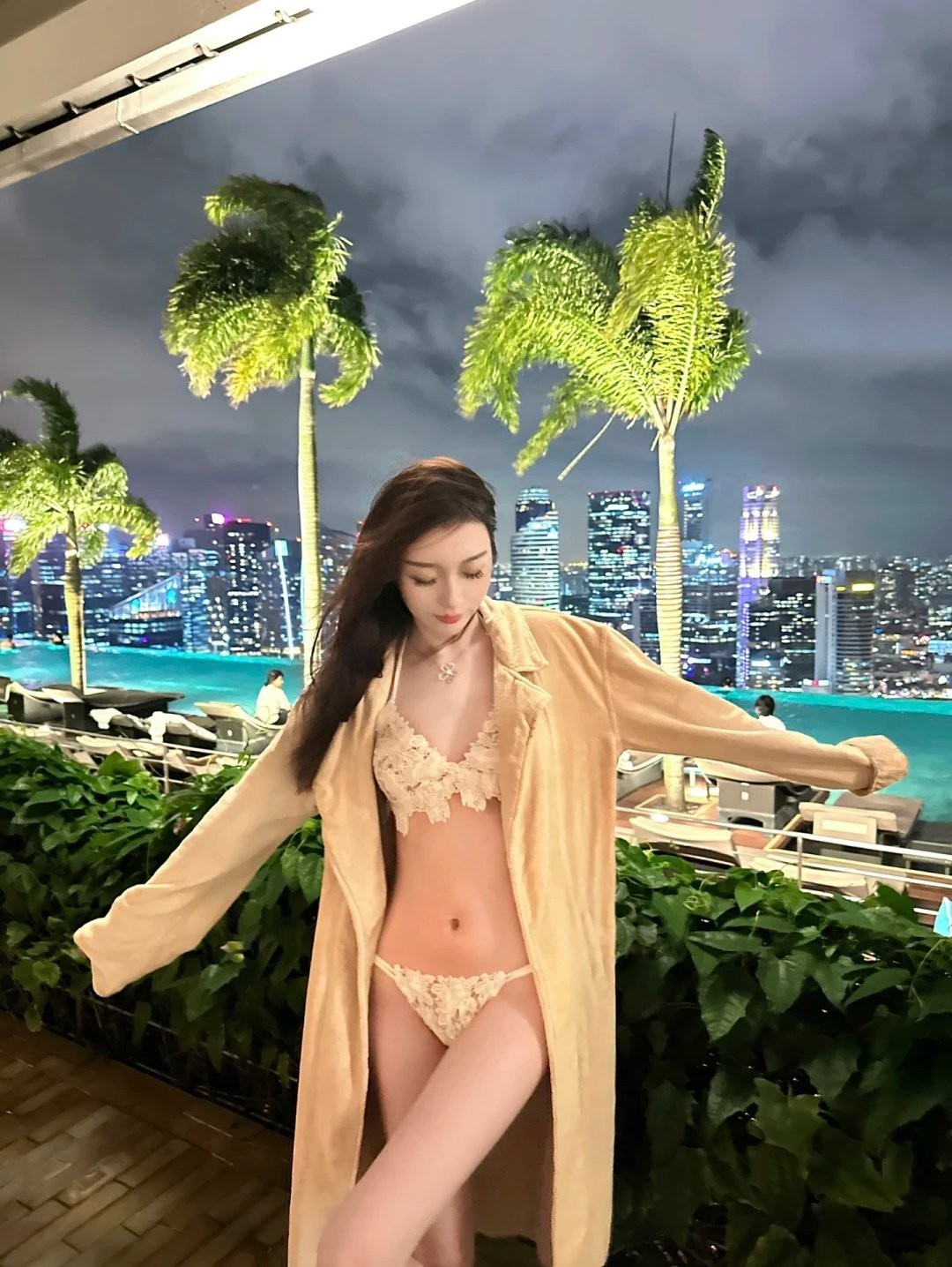 当有点m的小娇妻遇上特别会说骚话的大屌单男 被按在落地窗前享受着对面办公楼以及楼下行人的视奸