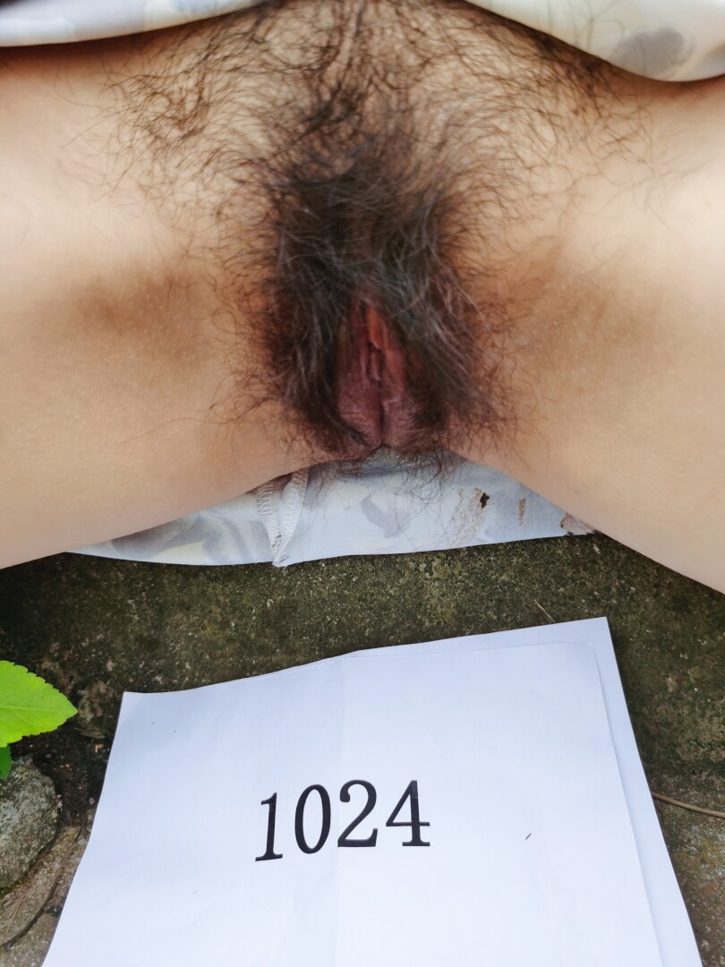 带着老婆玩户外露出，评论区为老婆挑一位单男