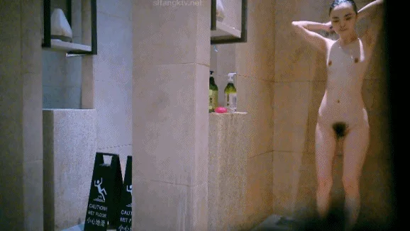 私房最新流出❤️重磅稀缺:国内洗浴中心偷拍浴客洗澡❤️妹子难道知道有人偷拍挡着下面走