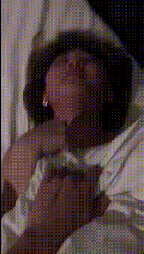 女人最迷人的时刻，莫过于双腿大大的张开，迎接男人全力的冲刺，同时还有一根肉棒强插入嘴里，被操的高潮迭