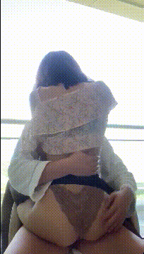 骚妻一边被前后夹击，一边还自摸，嘴里还不听淫叫，让她好爽好爽！淫妻敞开下体大门等待大家的进入