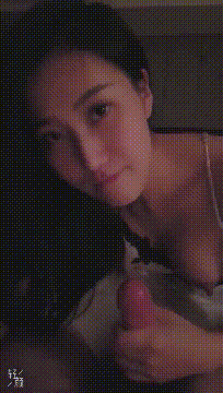 女人最迷人的时刻，莫过于双腿大大的张开，迎接男人全力的冲刺，同时还有一根肉棒强插入嘴里，被操的高潮迭