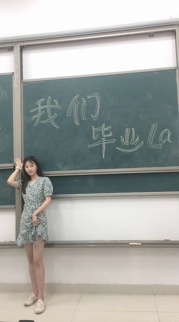 ❤️愿你眼里的星星温柔泛滥❤️你像天上的月亮 如此让人着迷 这朦胧的感觉更加凸显这幅完美的肉体