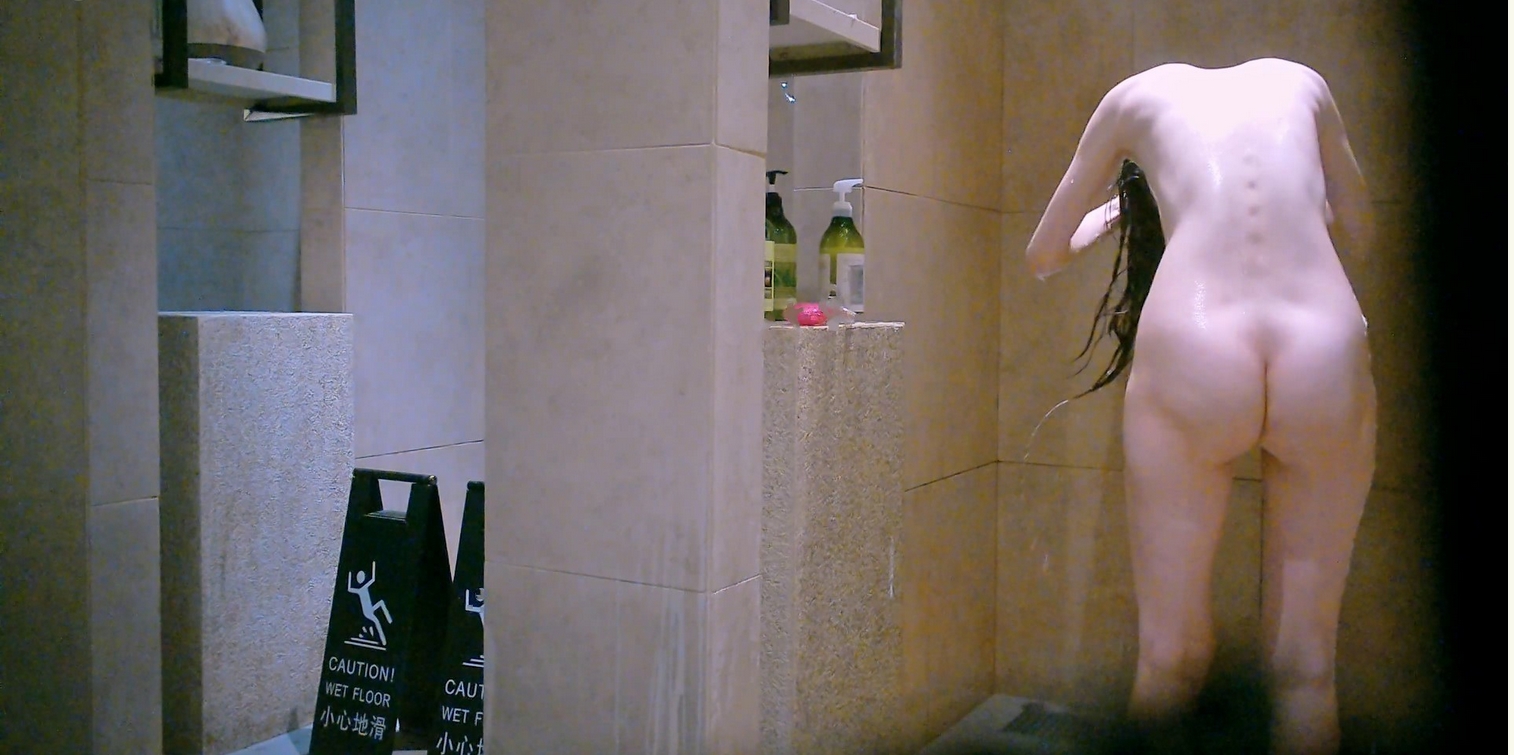私房最新流出❤️重磅稀缺:国内洗浴中心偷拍浴客洗澡❤️妹子难道知道有人偷拍挡着下面走