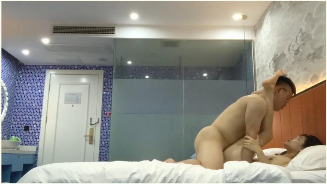 现场真实版渣男偷情年轻活泼小姨子，循序渐进从脱衣到啪啪细节露脸全过程，很有带入感非常激情，附聊天记录