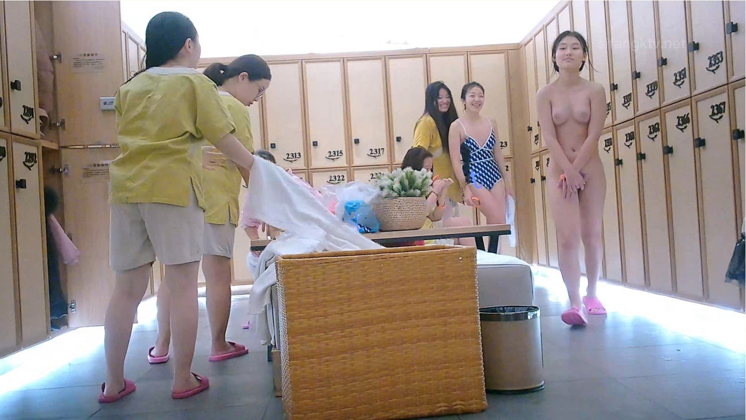 私房最新流出❤️重磅稀缺:国内洗浴中心偷拍浴客洗澡❤️妹子难道知道有人偷拍挡着下面走