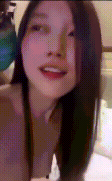 骚妻一边被前后夹击，一边还自摸，嘴里还不听淫叫，让她好爽好爽！淫妻敞开下体大门等待大家的进入