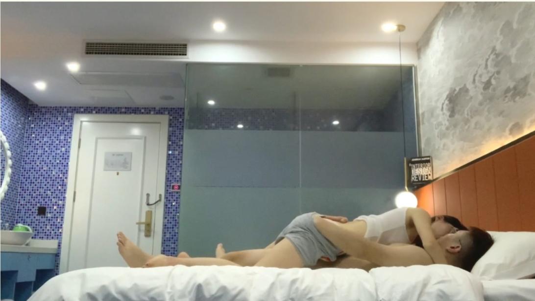 现场真实版渣男偷情年轻活泼小姨子，循序渐进从脱衣到啪啪细节露脸全过程，很有带入感非常激情，附聊天记录