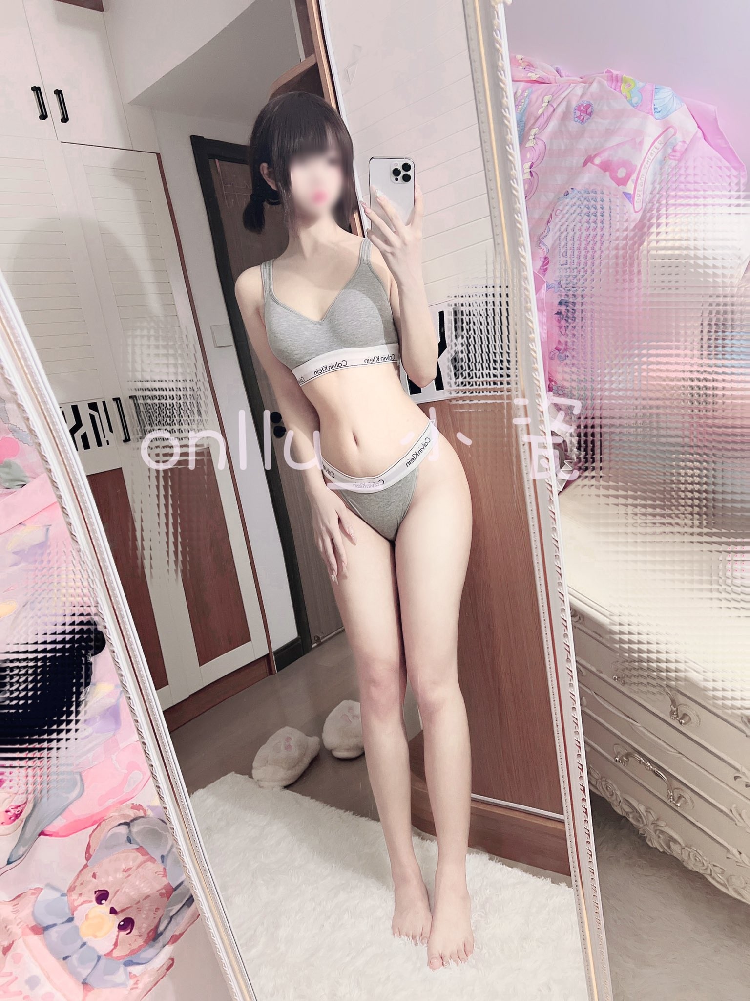 女人最迷人的时刻，莫过于双腿大大的张开，迎接男人全力的冲刺，同时还有一根肉棒强插入嘴里，被操的高潮迭