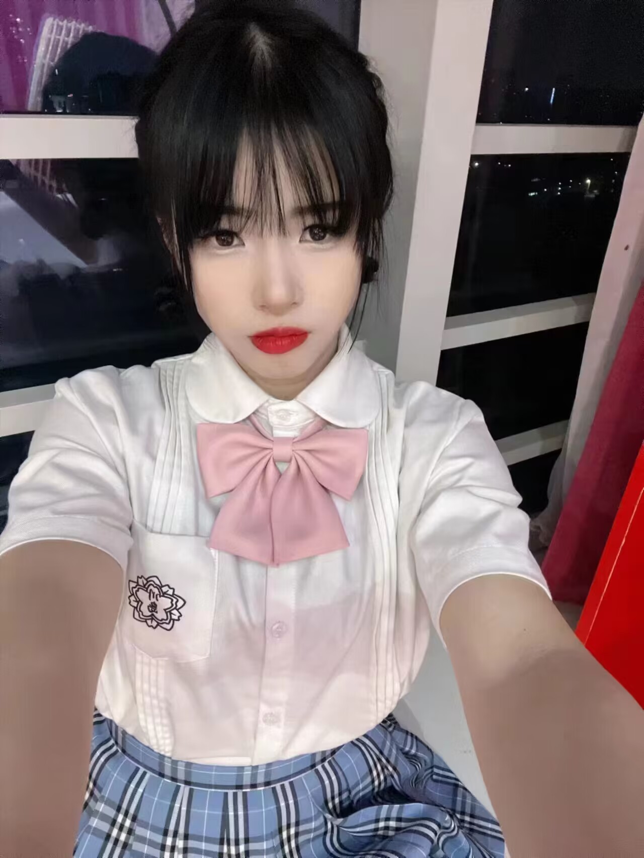 哥哥白丝喜欢吗  宝宝可爱娇嫩的小脚丫穿上丝袜给哥哥足交 让哥哥感受一下足交带来的快感