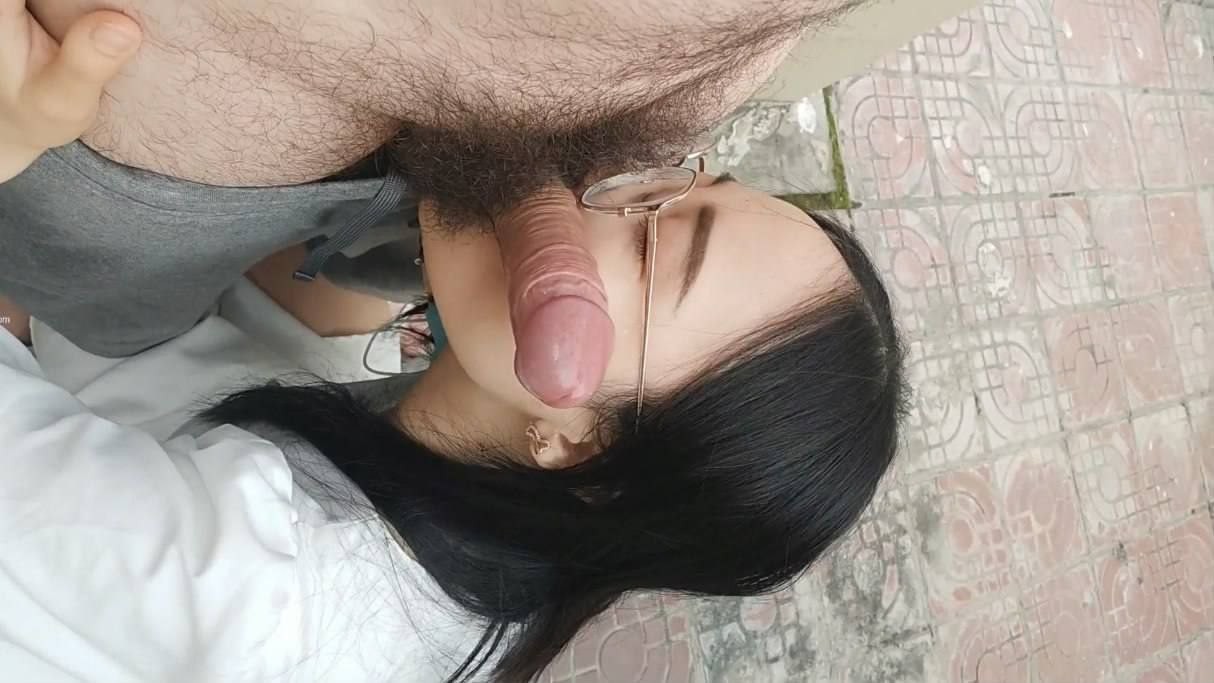 淫妻大神把纯洁小娇妻开发成人尽可夫的小荡妇  嘴里含着老公的肉棒 小骚逼里享受着单男的冲击