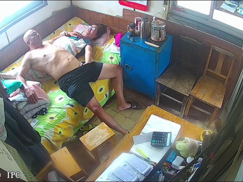 光头大爷中午休息被大妈摸硬了鸡巴和大妈床边操逼下地站着接着干