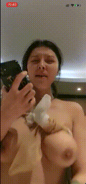 淫妻大神把纯洁小娇妻开发成人尽可夫的小荡妇  嘴里含着老公的肉棒 小骚逼里享受着单男的冲击