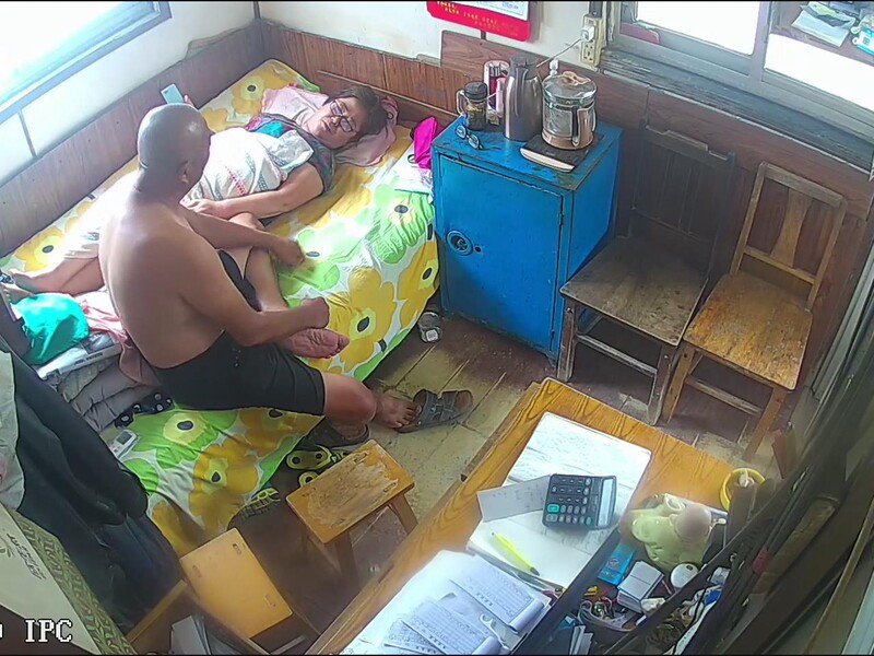 光头大爷中午休息被大妈摸硬了鸡巴和大妈床边操逼下地站着接着干