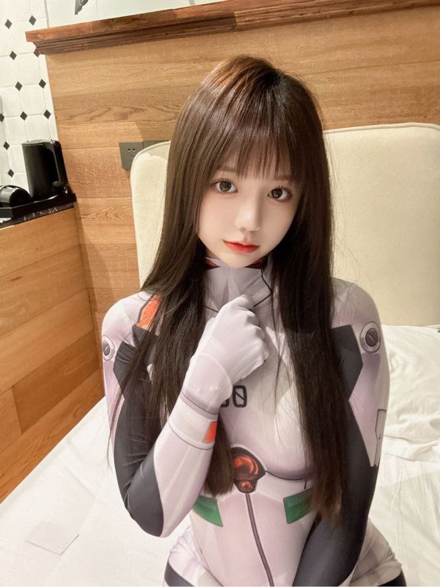 哥哥白丝喜欢吗  宝宝可爱娇嫩的小脚丫穿上丝袜给哥哥足交 让哥哥感受一下足交带来的快感