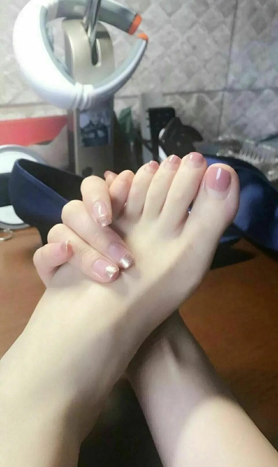 哥哥白丝喜欢吗  宝宝可爱娇嫩的小脚丫穿上丝袜给哥哥足交 让哥哥感受一下足交带来的快感