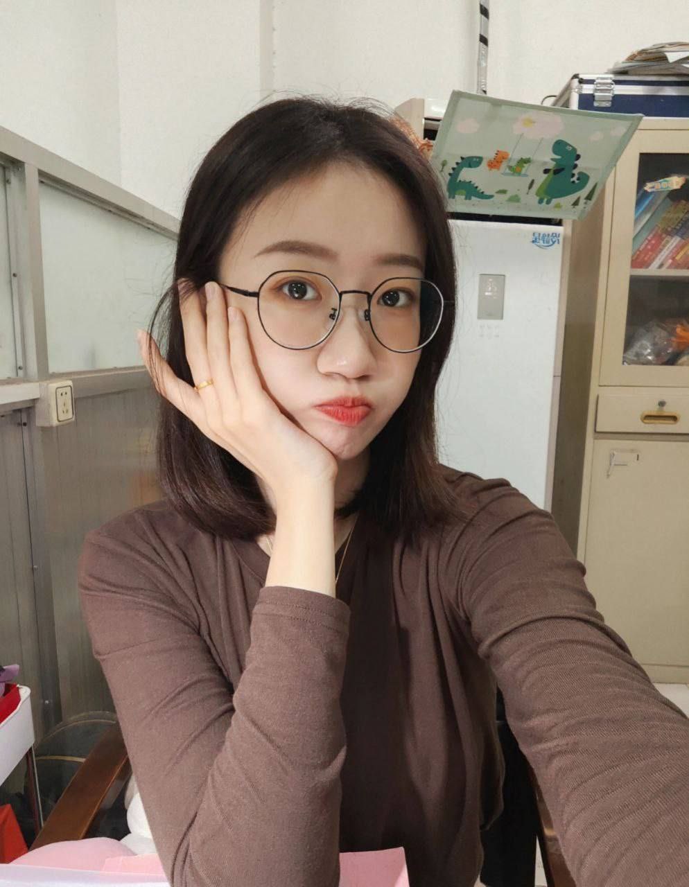 淫妻大神把纯洁小娇妻开发成人尽可夫的小荡妇  嘴里含着老公的肉棒 小骚逼里享受着单男的冲击